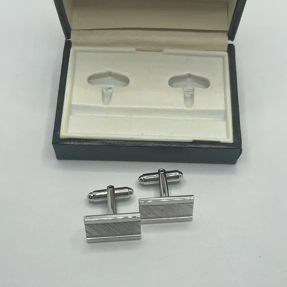 Shields Fifth Avenue boxed NEW silver tone rectangle cuff links line design